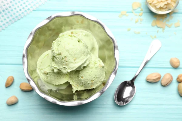 Chutnou pistáciovou zmrzlinou — Stock fotografie