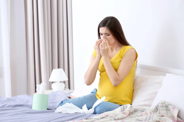 Mulher grávida com alergia — Fotografia de Stock