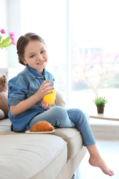 Gadis kecil yang lucu sedang sarapan di rumah — Stok Foto