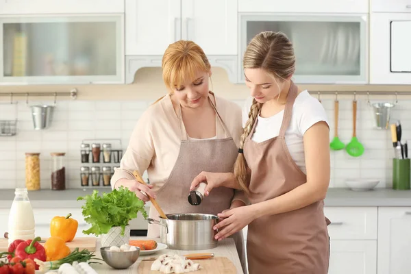 Jeune femme et sa mère cuisine dans la cuisine — Photo