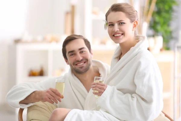 Jonge gelukkige paar drinken champagne — Stockfoto