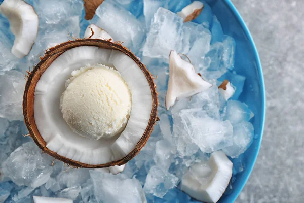 Половина кокоса с мороженым — стоковое фото