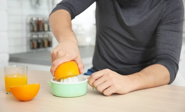 Hombre haciendo naranja fresca — Foto de Stock