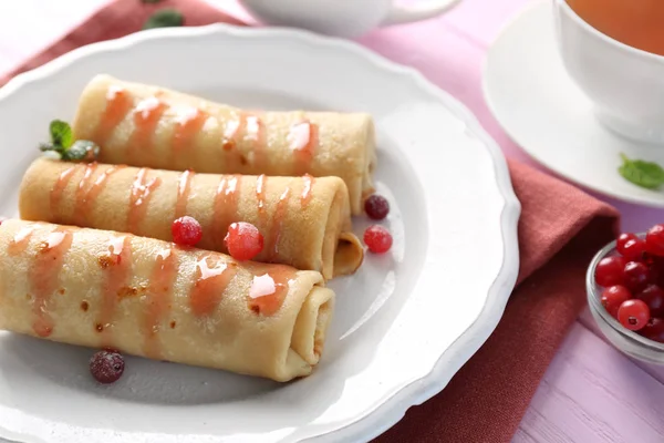 Placa con deliciosos panqueques — Foto de Stock