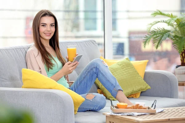 Bella giovane donna che fa colazione — Foto Stock