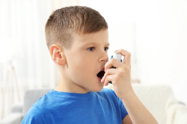 Malý chlapec pomocí nebulizátoru — Stock fotografie
