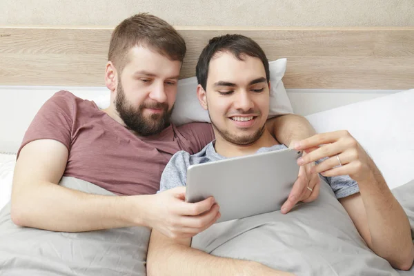 躺在床上对同性恋 — 图库照片