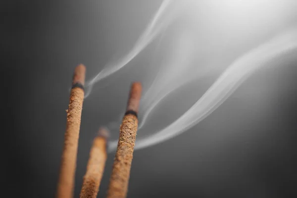 Ароматические палочки с дымом — стоковое фото