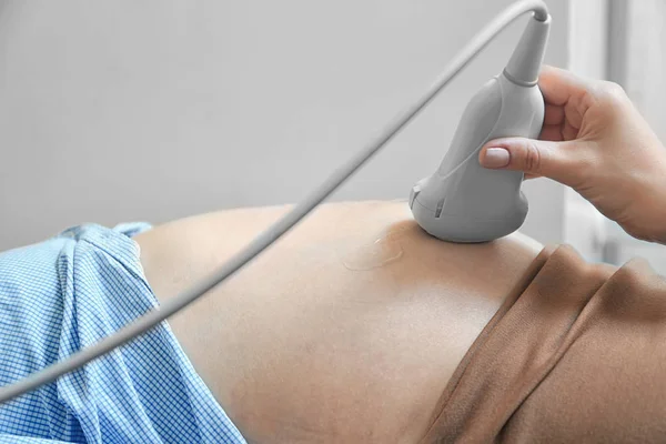 Gestante submetida à ultrassonografia — Fotografia de Stock