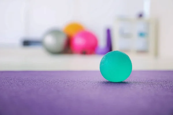 Pelota de estrés en el suelo — Foto de Stock