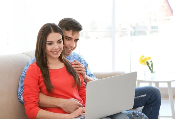 Heureux jeune couple avec ordinateur portable — Photo
