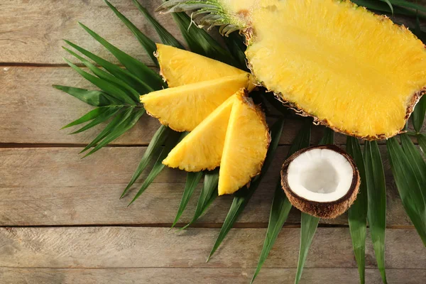 Ananas ve hindistancevizi — Stok fotoğraf