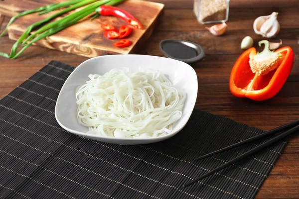 Piatto con tagliatelle di riso — Foto Stock