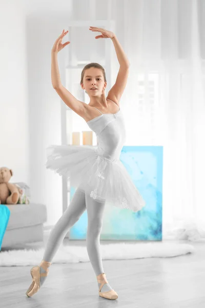 Giovane bella ballerina — Foto Stock