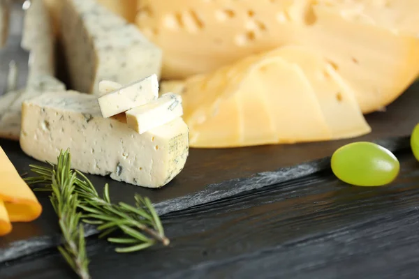 Variedade de queijo na mesa de madeira — Fotografia de Stock