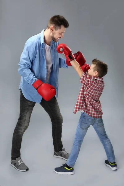 父亲和儿子有拳击训练 — 图库照片