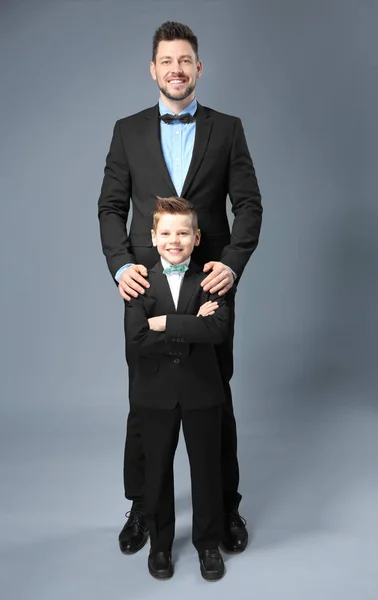 Pai e filho vestidos de ternos — Fotografia de Stock