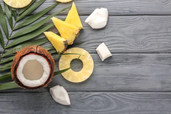 Ananas en kokos op tafel — Stockfoto