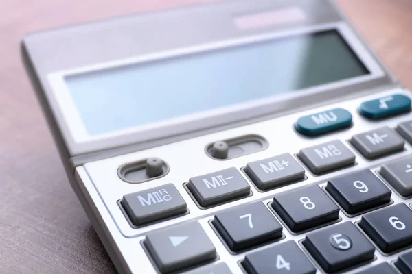 Kalkulačka na stole, closeup — Stock fotografie