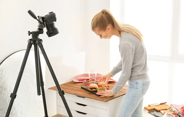 Jovem mulher se preparando para atirar comida dentro de casa — Fotografia de Stock