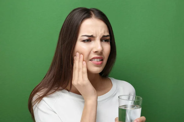 Schöne junge Frau leidet unter Zahnschmerzen — Stockfoto