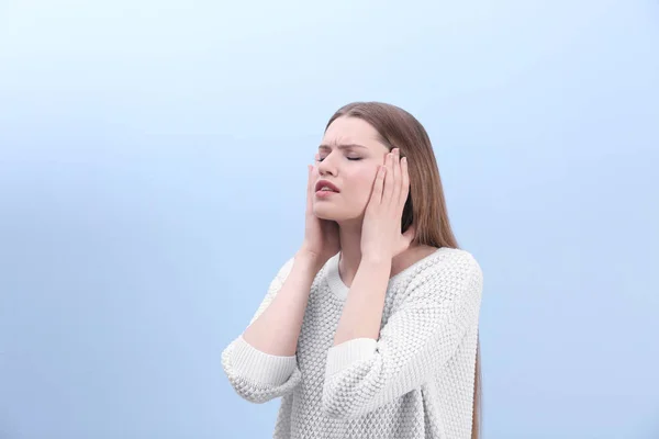 Bella giovane donna che soffre — Foto Stock