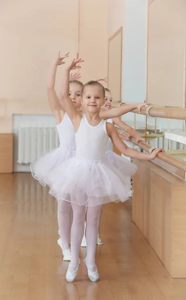Gruppo Belle Bambine Che Praticano Balletto Lezione — Foto Stock