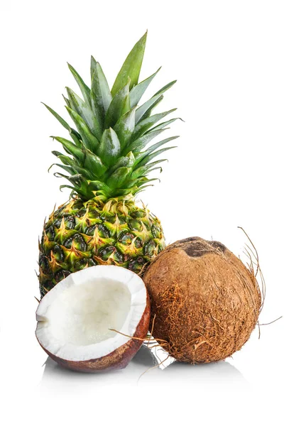 Heerlijke ananas en verse kokosnoten — Stockfoto