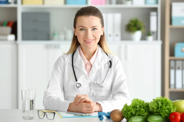 Jovem nutricionista feminina — Fotografia de Stock