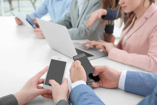 Concepto de trabajo en equipo. Personas sentadas a la mesa en la oficina y utilizando dispositivos digitales — Foto de Stock