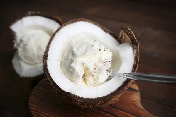 Половина кокоса с мороженым — стоковое фото