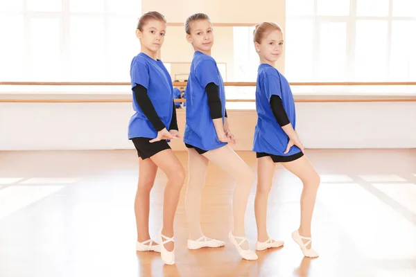 Śliczne Małe Dziewczynki Studio Tańca — Zdjęcie stockowe