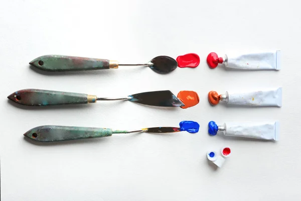 Tubes with oil paints and palette knives — Stock Photo, Image