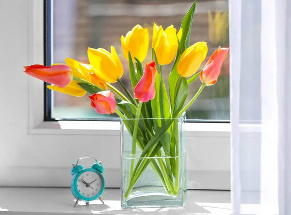Vaso com belas tulipas — Fotografia de Stock