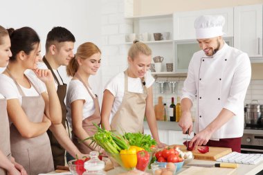 Erkek Şef ve bir grup insan yemek kursları