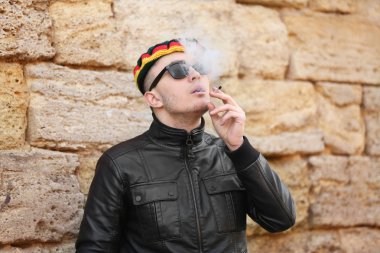 Yakışıklı adam sigara ot