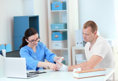 Hastanın Eli Kliniğine Bandaj Uygulayan Ortopedist
