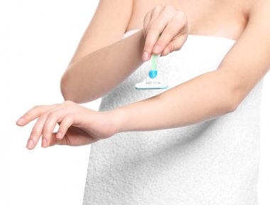 Ustura ile güzel genç kadın 