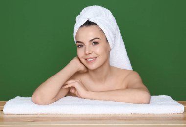 sonra banyo güzel bir genç kadın  