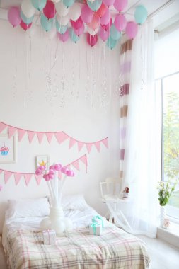  doğum günü partisi için dekore edilmiş Oda