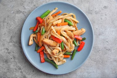 Pirinç noodle sebzeli