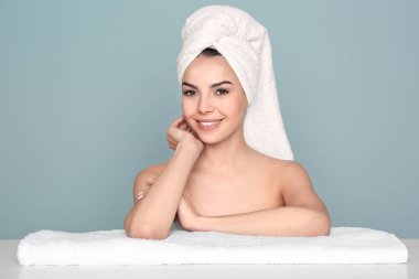 sonra banyo güzel bir genç kadın  