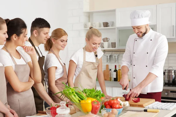 Chefe masculino e grupo de pessoas em aulas de culinária — Fotografia de Stock