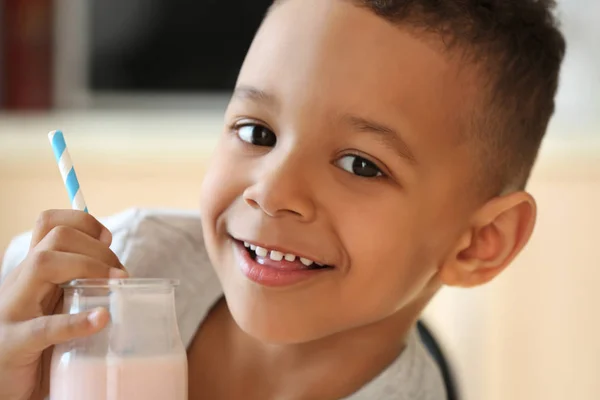 Afrikansk pojke dricka yoghurt — Stockfoto
