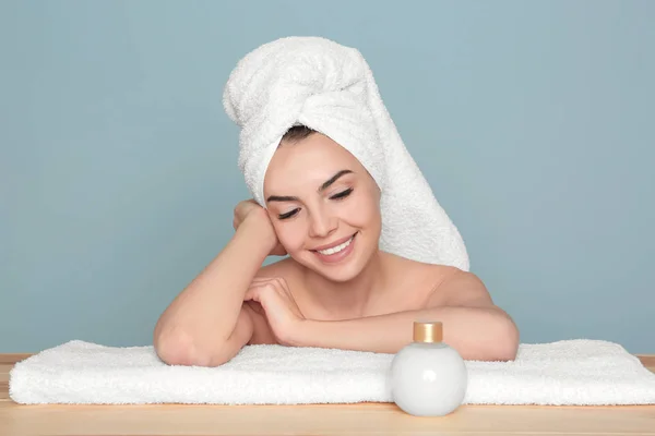 Jovem mulher após o banho com creme — Fotografia de Stock