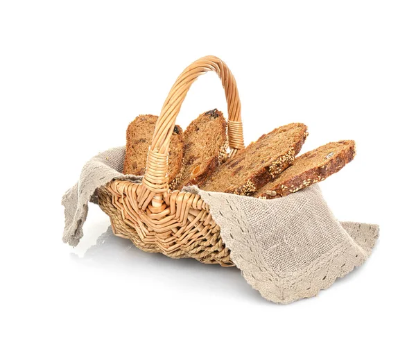 Плетеная корзина со свежим хлебом — стоковое фото