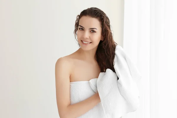 Duş sonra genç bir kadın — Stok fotoğraf