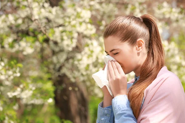 Espirro jovem com limpador de nariz — Fotografia de Stock