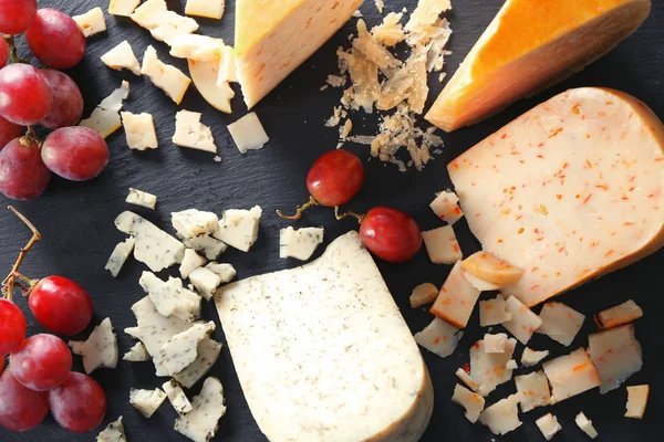 Plátkový sýr a hroznů — Stock fotografie