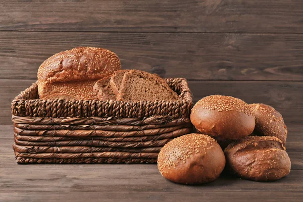 Weidenkorb mit frischem Brot — Stockfoto